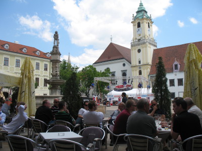 bratislava, kafica na centralnom gradskom trgu